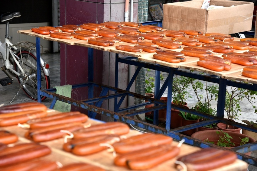 高雄新興區|南華觀光商圈 南華觀光購物街 大港埔彩繪藝術牆 傳統小吃、五十年老店、異國平價美食 展開高雄市區最棒的深度一日食旅|西莉亞玩樂人生 DSC_0865.JPG