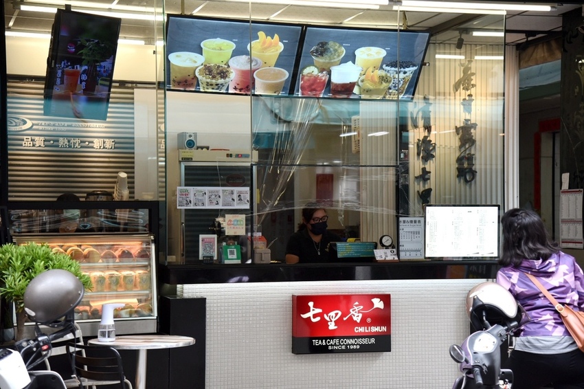 高雄新興區|南華觀光商圈 南華觀光購物街 大港埔彩繪藝術牆 傳統小吃、五十年老店、異國平價美食 展開高雄市區最棒的深度一日食旅|西莉亞玩樂人生 DSC_0821.JPG