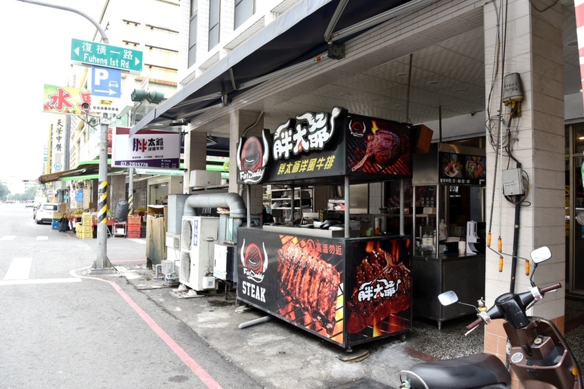 高雄新興區|南華觀光商圈 南華觀光購物街 大港埔彩繪藝術牆 傳統小吃、五十年老店、異國平價美食 展開高雄市區最棒的深度一日食旅|西莉亞玩樂人生 DSC_0950.JPG