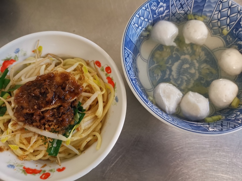 高雄新興區|南華觀光商圈 南華觀光購物街 大港埔彩繪藝術牆 傳統小吃、五十年老店、異國平價美食 展開高雄市區最棒的深度一日食旅|西莉亞玩樂人生 20211127_121743-2387202.jpg