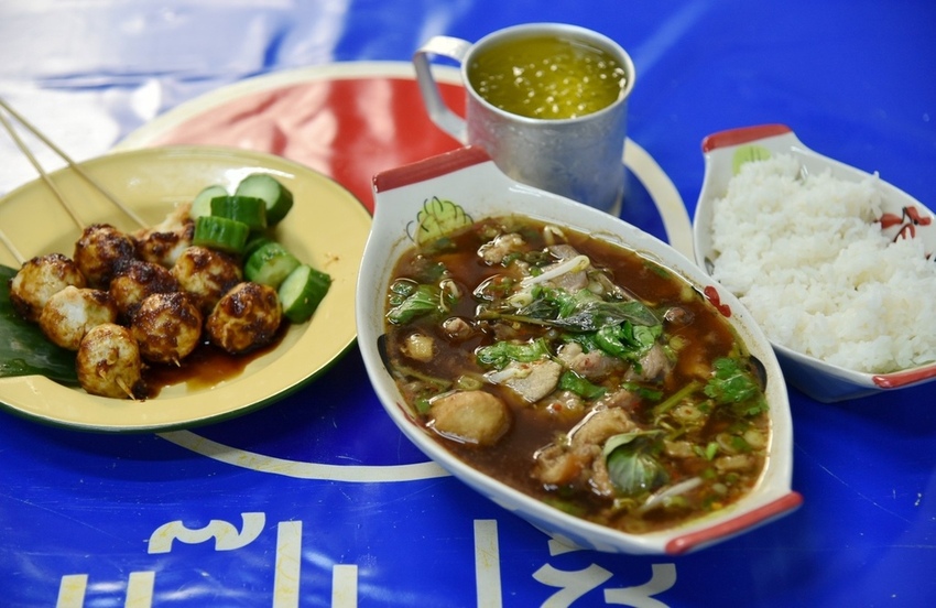 高雄新興區|南華觀光商圈 南華觀光購物街 大港埔彩繪藝術牆 傳統小吃、五十年老店、異國平價美食 展開高雄市區最棒的深度一日食旅|西莉亞玩樂人生 DSC_1049.JPG