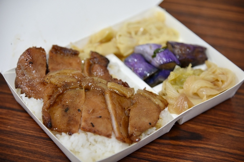 高雄新興區|南華觀光商圈 南華觀光購物街 大港埔彩繪藝術牆 傳統小吃、五十年老店、異國平價美食 展開高雄市區最棒的深度一日食旅|西莉亞玩樂人生 DSC_1064.JPG