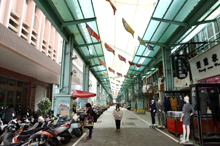 高雄新興區|南華觀光商圈 南華觀光購物街 大港埔彩繪藝術牆 傳統小吃、五十年老店、異國平價美食 展開高雄市區最棒的深度一日食旅|西莉亞玩樂人生 DSC_0790.JPG