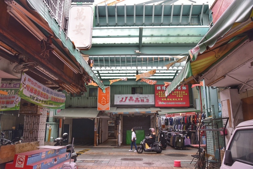 高雄新興區|南華觀光商圈 南華觀光購物街 大港埔彩繪藝術牆 傳統小吃、五十年老店、異國平價美食 展開高雄市區最棒的深度一日食旅|西莉亞玩樂人生 DSC_0976-01.jpeg