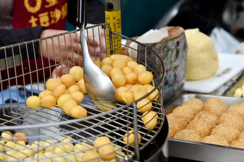 高雄新興區|南華觀光商圈 南華觀光購物街 大港埔彩繪藝術牆 傳統小吃、五十年老店、異國平價美食 展開高雄市區最棒的深度一日食旅|西莉亞玩樂人生 1.JPG