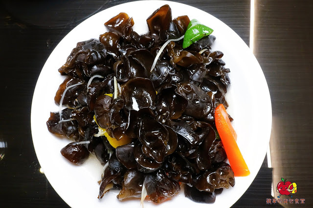 [活蝦 熱炒] 新竹 - 百家班活蝦料理 蝦膏飽滿鮮味濃郁的鹽烤蝦 外皮酥脆到一見鍾情的菜圃麻糬燒 雞皮Q脆油亮去骨冰鎮油雞