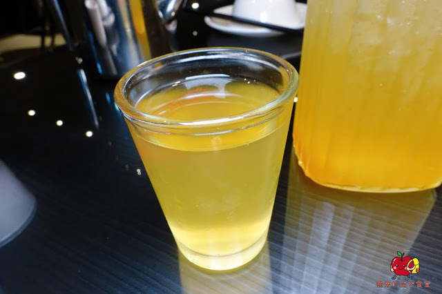 [活蝦 熱炒] 新竹 - 百家班活蝦料理 蝦膏飽滿鮮味濃郁的鹽烤蝦 外皮酥脆到一見鍾情的菜圃麻糬燒 雞皮Q脆油亮去骨冰鎮油雞