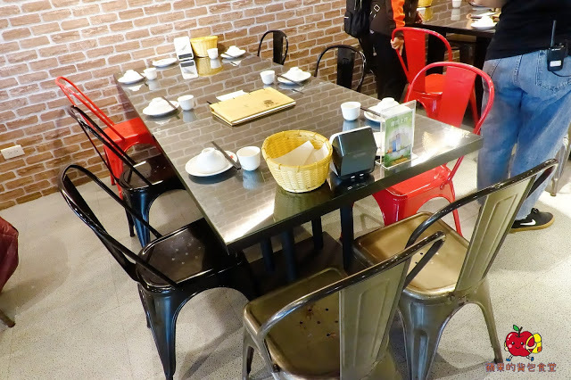 [活蝦 熱炒] 新竹 - 百家班活蝦料理 蝦膏飽滿鮮味濃郁的鹽烤蝦 外皮酥脆到一見鍾情的菜圃麻糬燒 雞皮Q脆油亮去骨冰鎮油雞