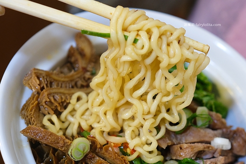 只有在地人才知道的超級隱藏版，近30年古早味滷味老店，最便宜只要10塊錢！