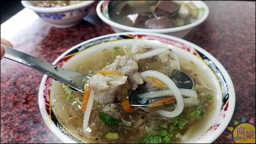 在地人狂推人氣小吃!40年老店肉羹肉圓通通銅板價 平價美味越晚生意越好