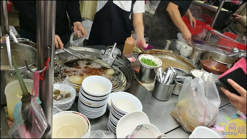 在地人狂推人氣小吃!40年老店肉羹肉圓通通銅板價 平價美味越晚生意越好