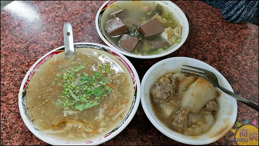 在地人狂推人氣小吃!40年老店肉羹肉圓通通銅板價 平價美味越晚生意越好