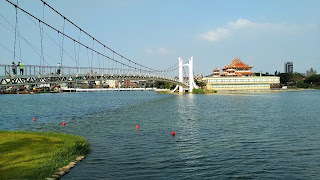 桃園景點-龍潭觀光大池(龍潭湖) -南天宮、觀光吊橋、環湖步道-戲水健身休閒的好去處