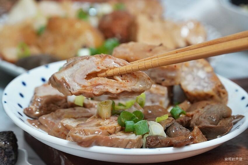 [土城延吉街市場 秘醬滷味]秘醬乾麵20元就有一袋 炸蛋肥腸超威 冷滷風味夏天吃最對味 - 安妮的天空