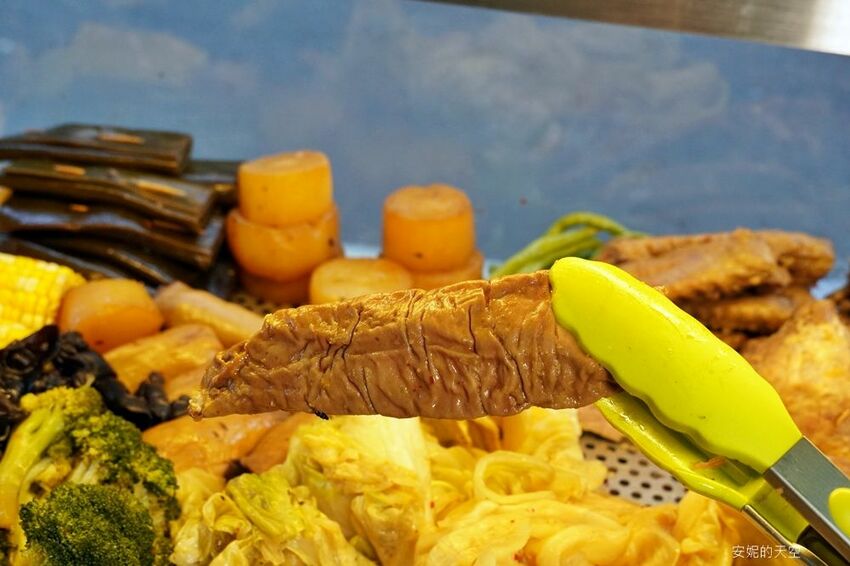 [土城延吉街市場 秘醬滷味]秘醬乾麵20元就有一袋 炸蛋肥腸超威 冷滷風味夏天吃最對味 - 安妮的天空