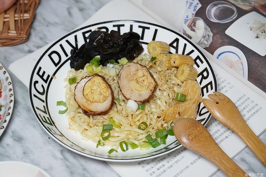 [土城延吉街市場 秘醬滷味]秘醬乾麵20元就有一袋 炸蛋肥腸超威 冷滷風味夏天吃最對味 - 安妮的天空