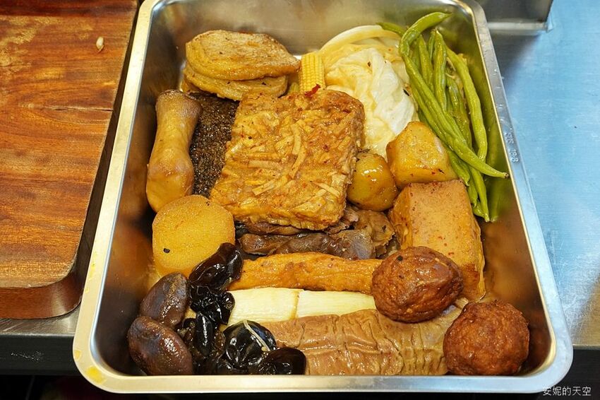 [土城延吉街市場 秘醬滷味]秘醬乾麵20元就有一袋 炸蛋肥腸超威 冷滷風味夏天吃最對味 - 安妮的天空