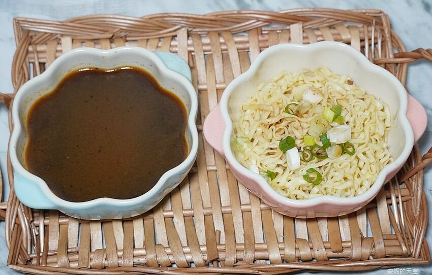 [土城延吉街市場 秘醬滷味]秘醬乾麵20元就有一袋 炸蛋肥腸超威 冷滷風味夏天吃最對味 - 安妮的天空