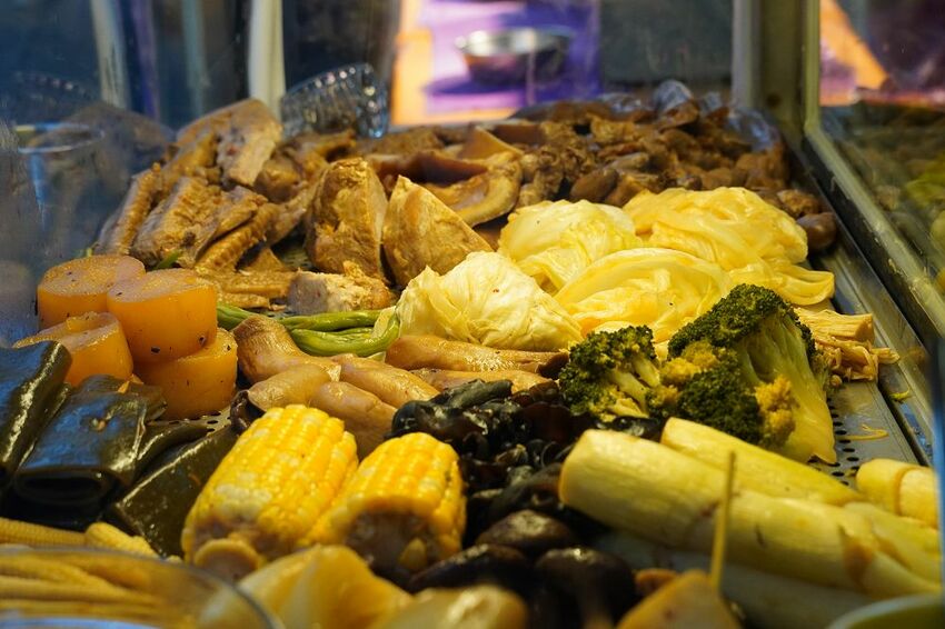 [土城延吉街市場 秘醬滷味]秘醬乾麵20元就有一袋 炸蛋肥腸超威 冷滷風味夏天吃最對味 - 安妮的天空