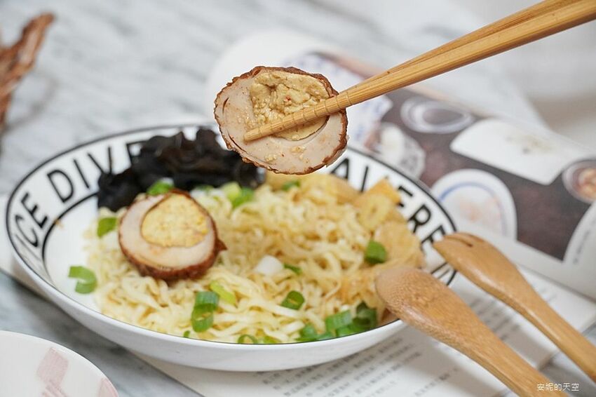 [土城延吉街市場 秘醬滷味]秘醬乾麵20元就有一袋 炸蛋肥腸超威 冷滷風味夏天吃最對味 - 安妮的天空