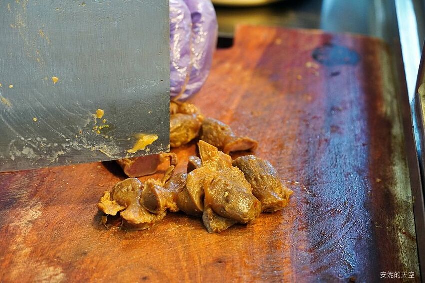 [土城延吉街市場 秘醬滷味]秘醬乾麵20元就有一袋 炸蛋肥腸超威 冷滷風味夏天吃最對味 - 安妮的天空