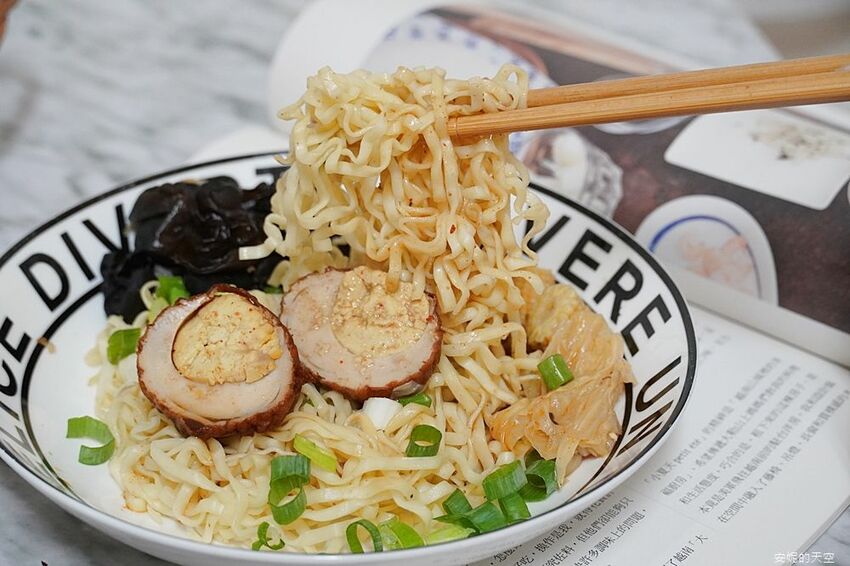 [土城延吉街市場 秘醬滷味]秘醬乾麵20元就有一袋 炸蛋肥腸超威 冷滷風味夏天吃最對味 - 安妮的天空