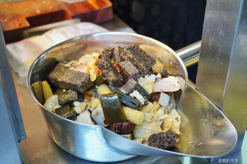 [土城延吉街市場 秘醬滷味]秘醬乾麵20元就有一袋 炸蛋肥腸超威 冷滷風味夏天吃最對味 - 安妮的天空