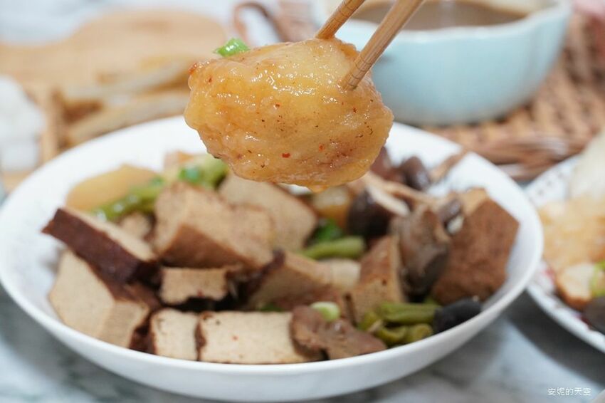 [土城延吉街市場 秘醬滷味]秘醬乾麵20元就有一袋 炸蛋肥腸超威 冷滷風味夏天吃最對味 - 安妮的天空