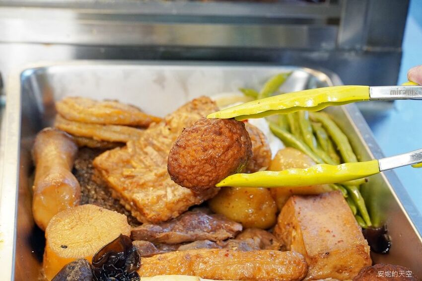 [土城延吉街市場 秘醬滷味]秘醬乾麵20元就有一袋 炸蛋肥腸超威 冷滷風味夏天吃最對味 - 安妮的天空