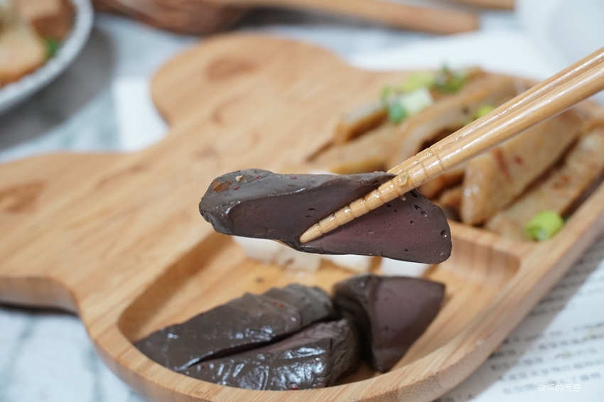 [土城延吉街市場 秘醬滷味]秘醬乾麵20元就有一袋 炸蛋肥腸超威 冷滷風味夏天吃最對味 - 安妮的天空