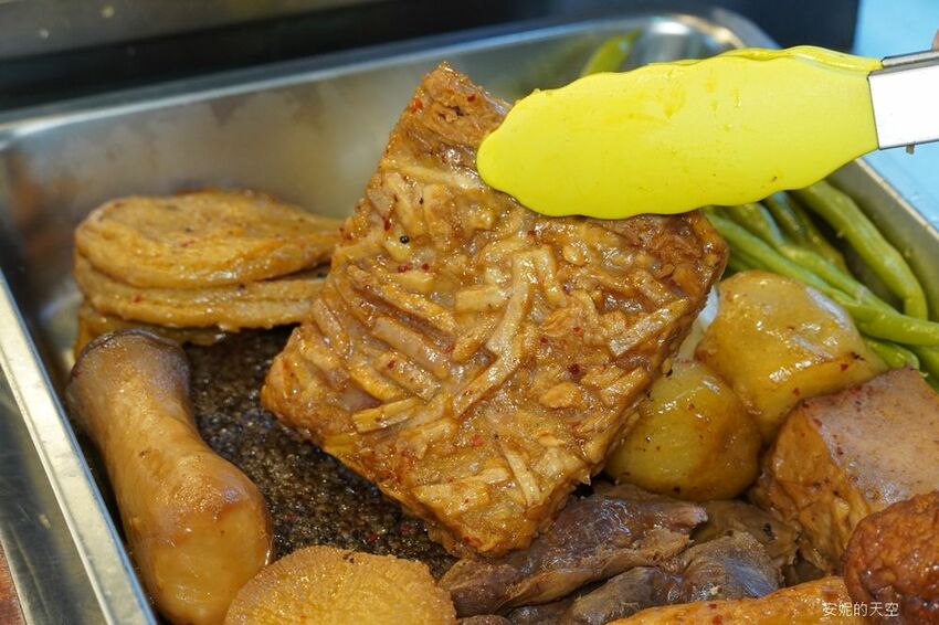 [土城延吉街市場 秘醬滷味]秘醬乾麵20元就有一袋 炸蛋肥腸超威 冷滷風味夏天吃最對味 - 安妮的天空