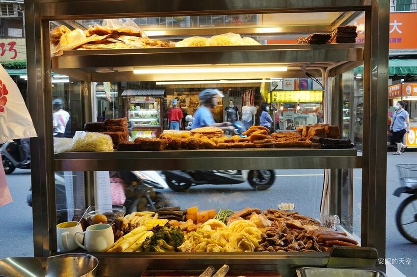 [土城延吉街市場 秘醬滷味]秘醬乾麵20元就有一袋 炸蛋肥腸超威 冷滷風味夏天吃最對味 - 安妮的天空