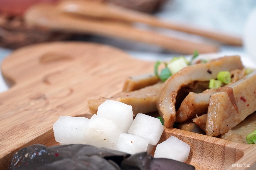 [土城延吉街市場 秘醬滷味]秘醬乾麵20元就有一袋 炸蛋肥腸超威 冷滷風味夏天吃最對味 - 安妮的天空