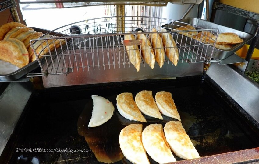 〖正林記韭菜盒〗低調餐車一天只賣4小時!假日還不營業.皮超薄肉餡會爆汁.冷凍一定要提前預訂 - 艾瑪▪ 享受吃喝玩樂札記