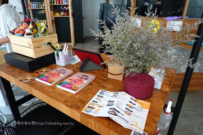 〖美蒂Maidi〗小清新文青風！超親民百元料理맛있다．糖醋肉拌飯只要90元．120元部隊鍋有一整串魚板 - 艾瑪▪ 享受吃喝玩樂札記