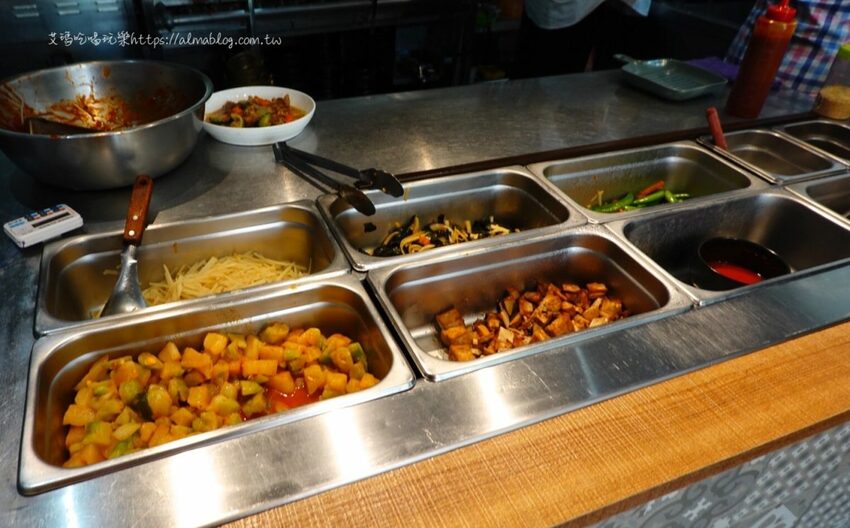 〖美蒂Maidi〗小清新文青風！超親民百元料理맛있다．糖醋肉拌飯只要90元．120元部隊鍋有一整串魚板 - 艾瑪▪ 享受吃喝玩樂札記