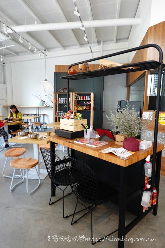 〖美蒂Maidi〗小清新文青風！超親民百元料理맛있다．糖醋肉拌飯只要90元．120元部隊鍋有一整串魚板 - 艾瑪▪ 享受吃喝玩樂札記