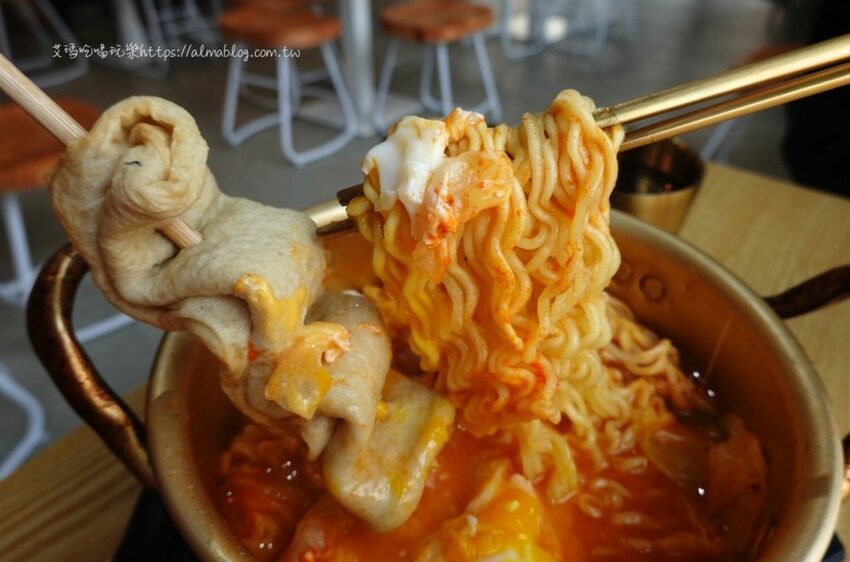 〖美蒂Maidi〗小清新文青風！超親民百元料理맛있다．糖醋肉拌飯只要90元．120元部隊鍋有一整串魚板 - 艾瑪▪ 享受吃喝玩樂札記