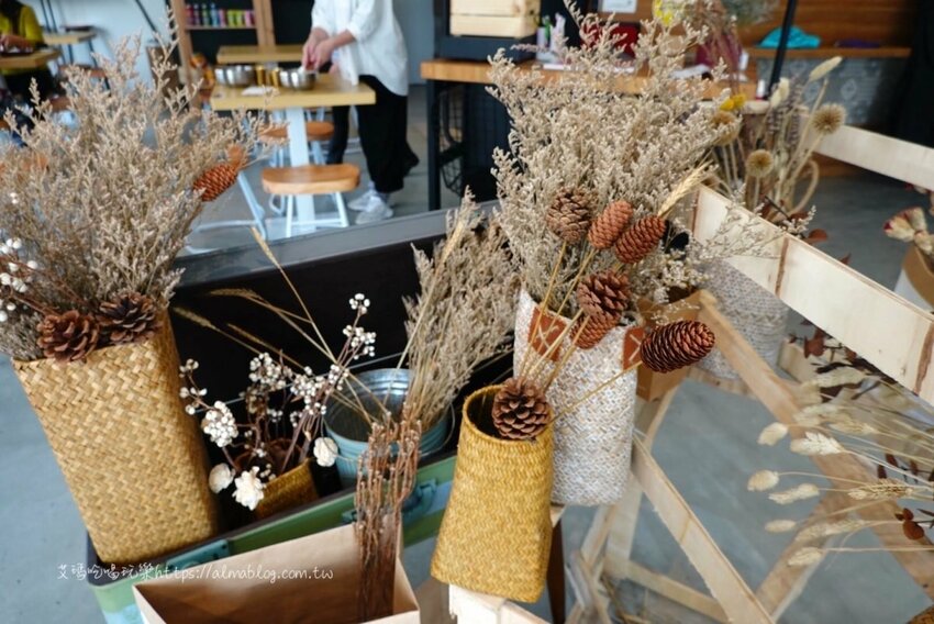 〖美蒂Maidi〗小清新文青風！超親民百元料理맛있다．糖醋肉拌飯只要90元．120元部隊鍋有一整串魚板 - 艾瑪▪ 享受吃喝玩樂札記