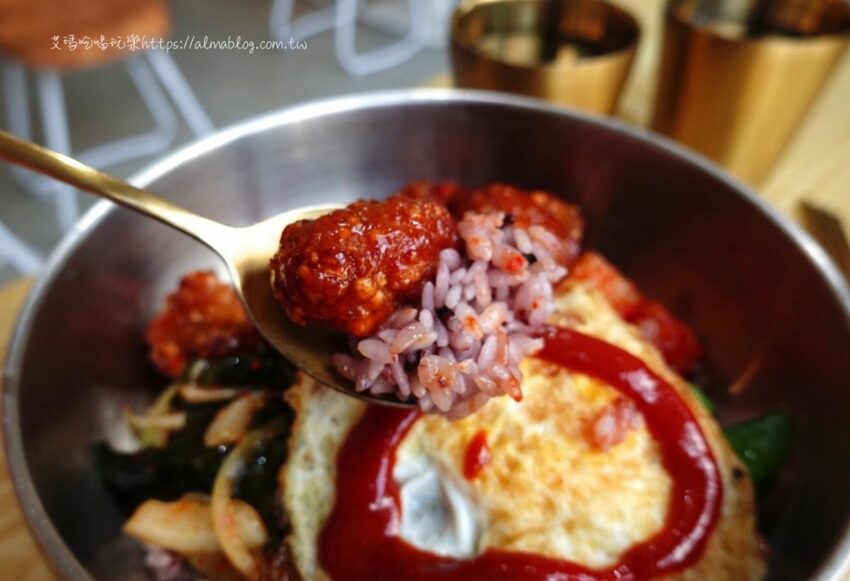 〖美蒂Maidi〗小清新文青風！超親民百元料理맛있다．糖醋肉拌飯只要90元．120元部隊鍋有一整串魚板 - 艾瑪▪ 享受吃喝玩樂札記