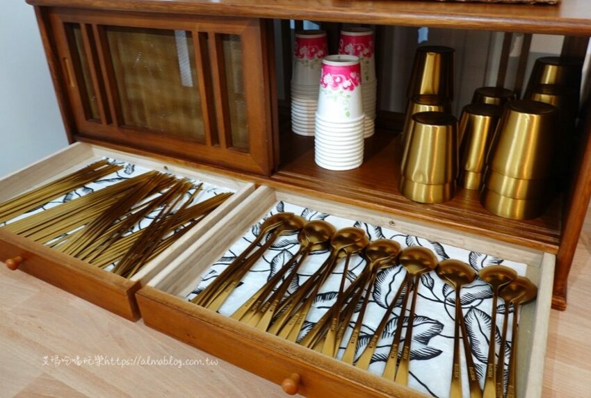 〖美蒂Maidi〗小清新文青風！超親民百元料理맛있다．糖醋肉拌飯只要90元．120元部隊鍋有一整串魚板 - 艾瑪▪ 享受吃喝玩樂札記