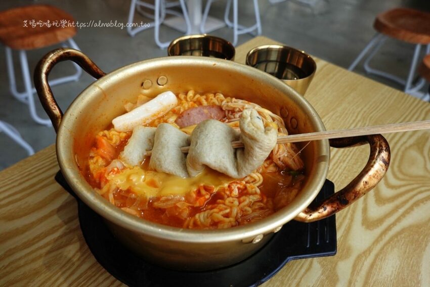 〖美蒂Maidi〗小清新文青風！超親民百元料理맛있다．糖醋肉拌飯只要90元．120元部隊鍋有一整串魚板 - 艾瑪▪ 享受吃喝玩樂札記