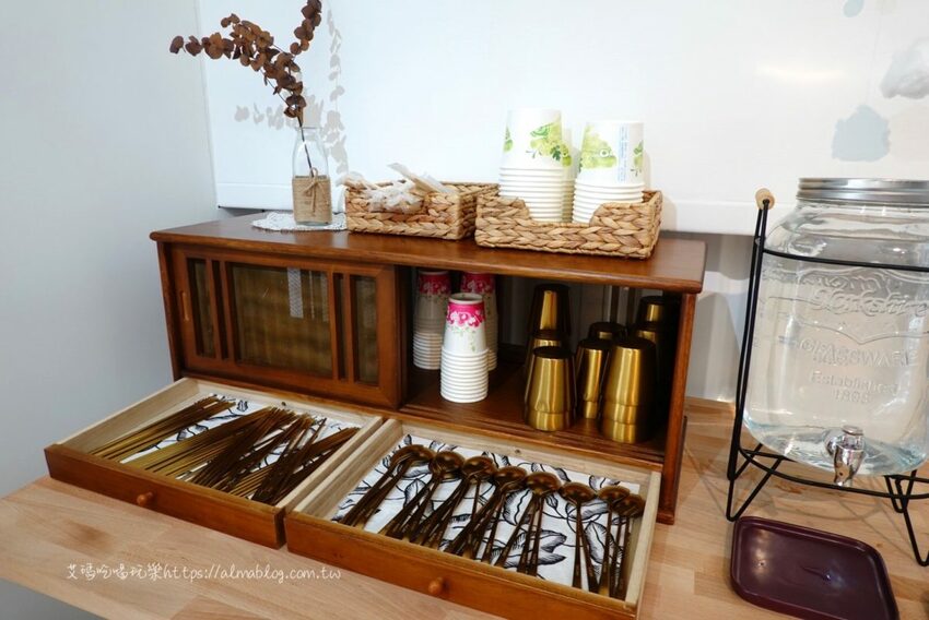 〖美蒂Maidi〗小清新文青風！超親民百元料理맛있다．糖醋肉拌飯只要90元．120元部隊鍋有一整串魚板 - 艾瑪▪ 享受吃喝玩樂札記