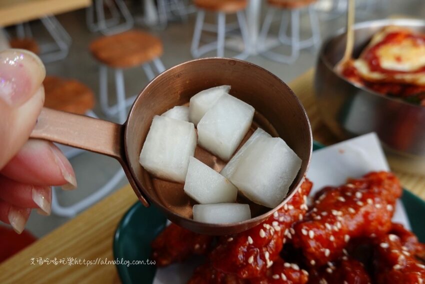 〖美蒂Maidi〗小清新文青風！超親民百元料理맛있다．糖醋肉拌飯只要90元．120元部隊鍋有一整串魚板 - 艾瑪▪ 享受吃喝玩樂札記