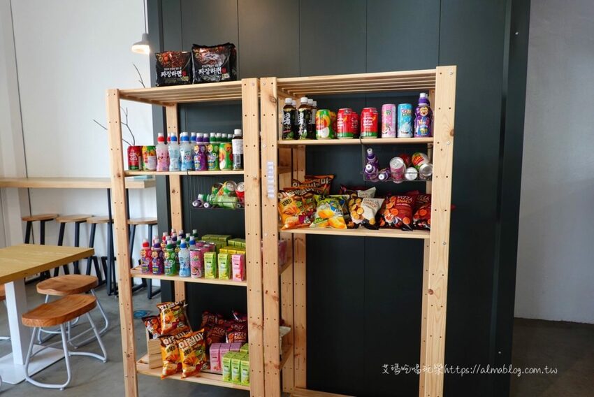 〖美蒂Maidi〗小清新文青風！超親民百元料理맛있다．糖醋肉拌飯只要90元．120元部隊鍋有一整串魚板 - 艾瑪▪ 享受吃喝玩樂札記