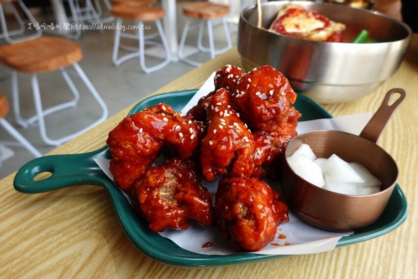 〖美蒂Maidi〗小清新文青風！超親民百元料理맛있다．糖醋肉拌飯只要90元．120元部隊鍋有一整串魚板 - 艾瑪▪ 享受吃喝玩樂札記