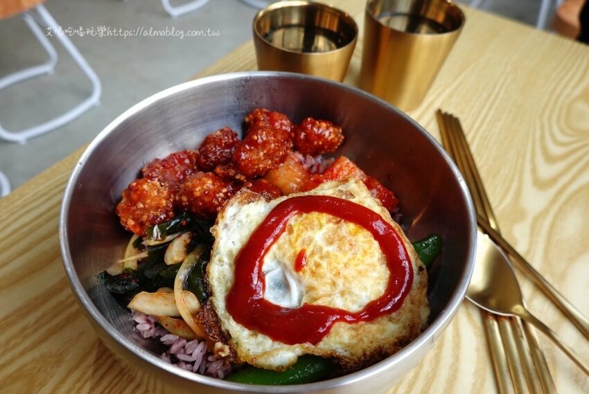 〖美蒂Maidi〗小清新文青風！超親民百元料理맛있다．糖醋肉拌飯只要90元．120元部隊鍋有一整串魚板 - 艾瑪▪ 享受吃喝玩樂札記