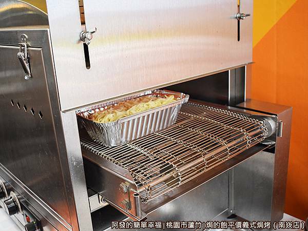 焗的飽07-進入輸送帶烤箱.JPG