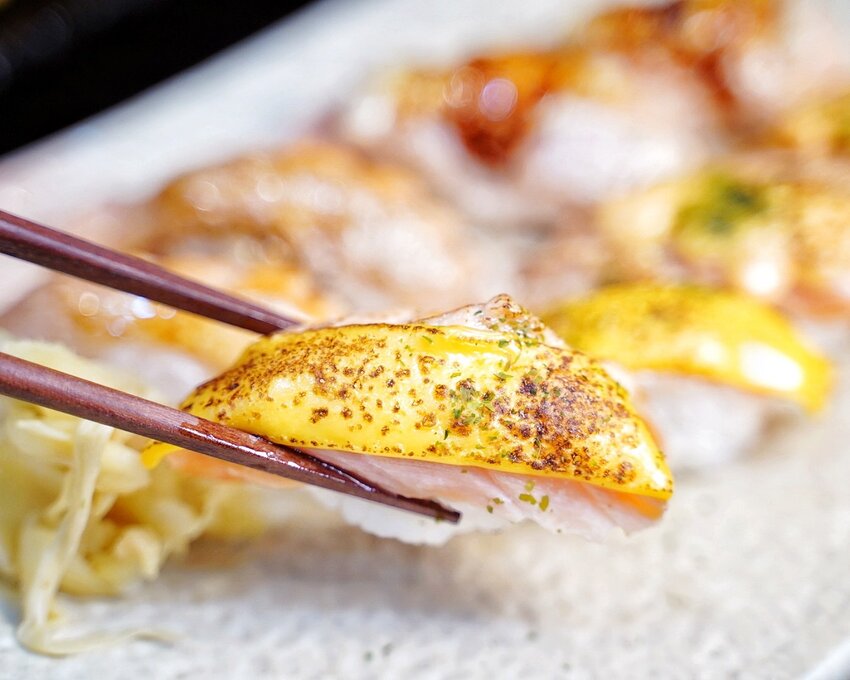 新竹巨城周邊晚餐、宵夜新選擇『馬的深夜食堂』，上百種料理選擇，營業至凌晨兩點！來一份炙燒握壽司系列或是來一碗暖心又暖胃的關東煮吧！ - 阿華田的美食日記