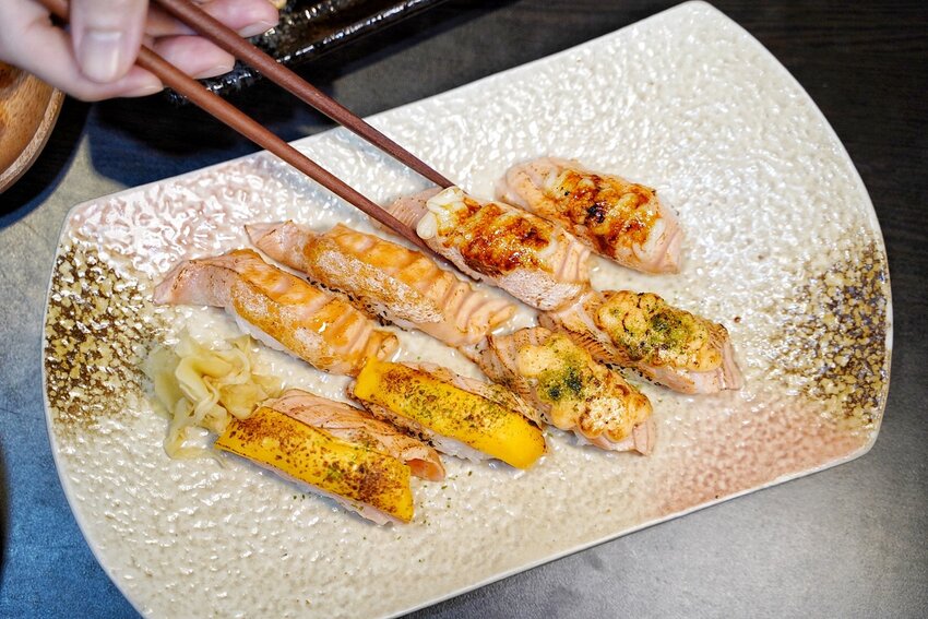 新竹巨城周邊晚餐、宵夜新選擇『馬的深夜食堂』，上百種料理選擇，營業至凌晨兩點！來一份炙燒握壽司系列或是來一碗暖心又暖胃的關東煮吧！ - 阿華田的美食日記